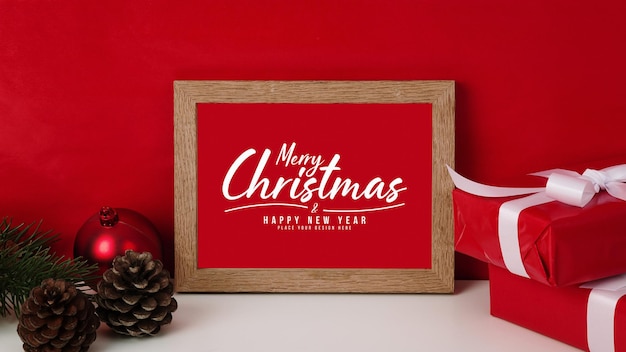 Cartolina d'auguri di buon Natale in mockup cornice con decorazioni di regali di Natale