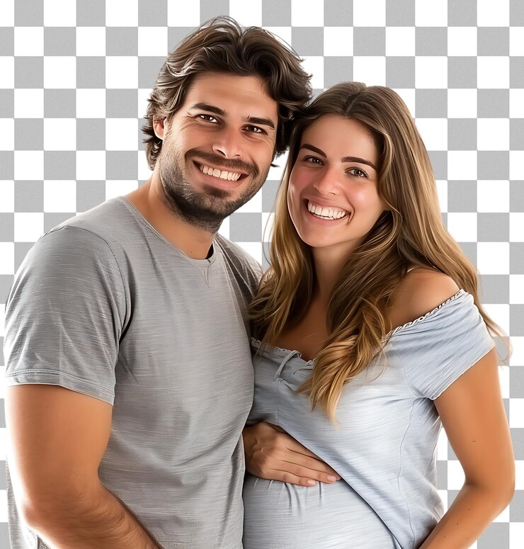 PSD casal com mulher grávida posando com os braços no quadril e sorrindo em um fundo transparente