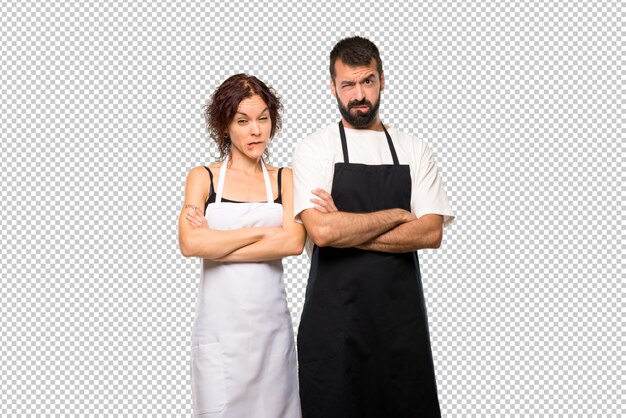 PSD casal de cozinheiros com dúvidas e com expressão de rosto confuso enquanto morde o lábio