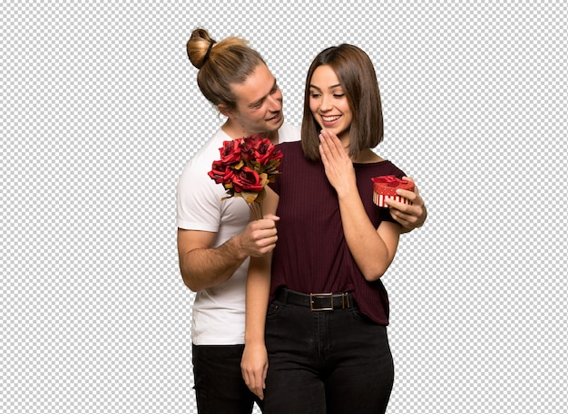 Casal no dia dos namorados com flores e presentes