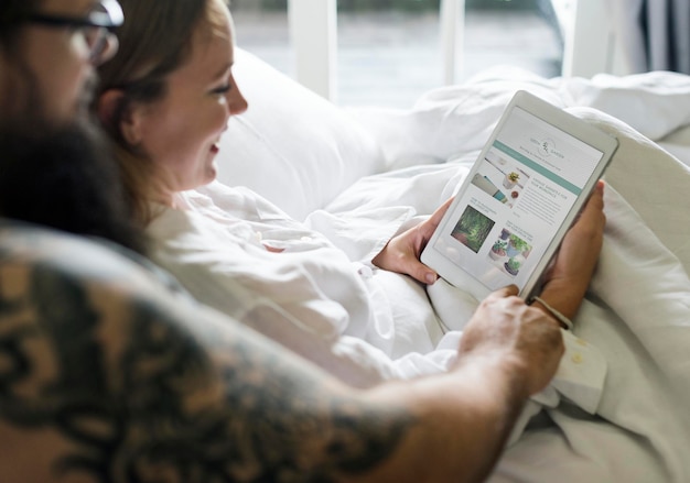 Casal olhando para um tablet digital juntos