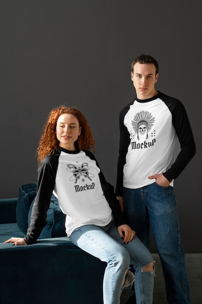 PSD casal vestindo maquete de camiseta raglan