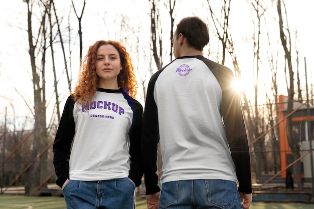 Casal vestindo maquete de camiseta raglan