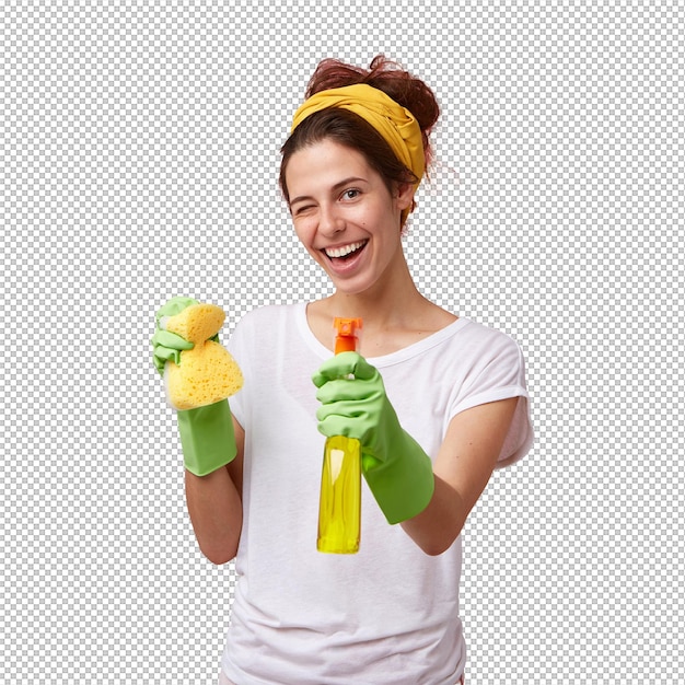 Casalinga con maglietta bianca e guanti verdi con spugna e detergente in mano che lampeggia con gli occhi con un'espressione di gioia mentre lava giovane bella donna che fa il lavoro domestico