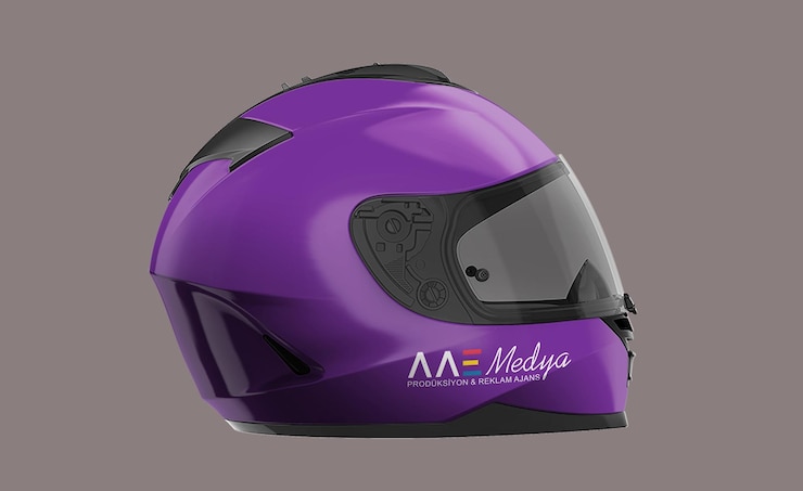 PSD un casco púrpura y negro con la palabra moto en él