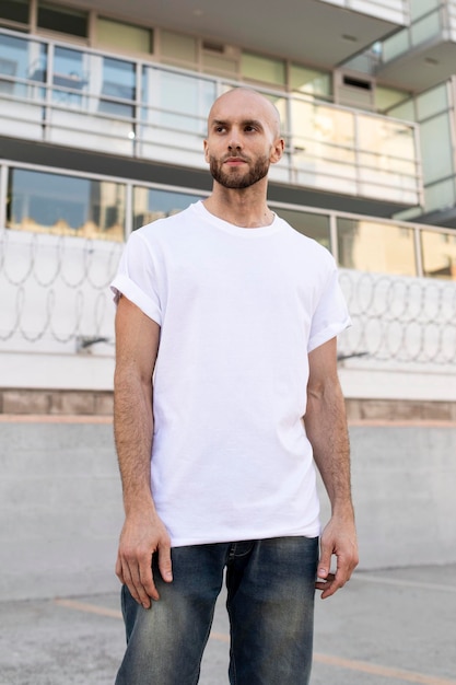 Casual camiseta branca mockup psd homem na cidade roupa atirar