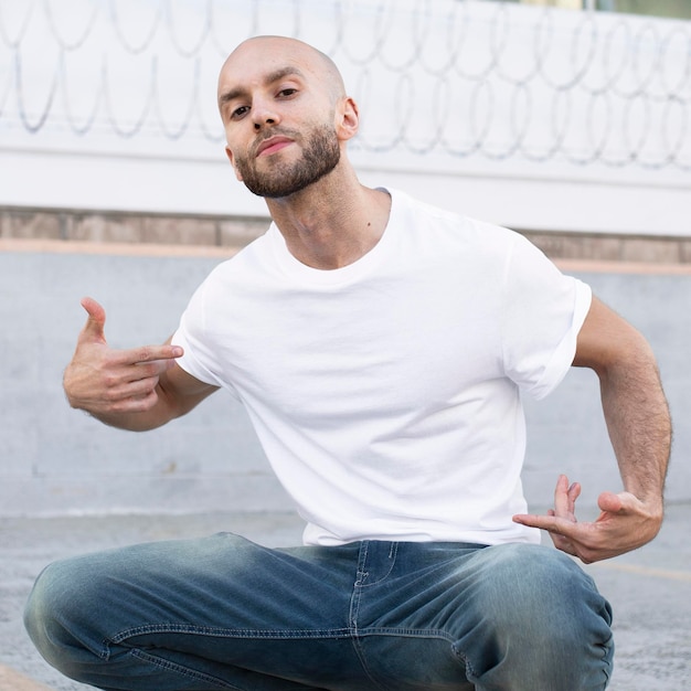Casual gekleideter Mann-Mockup-PSD sitzt auf dem Bürgersteig im Freien Fotoshoot