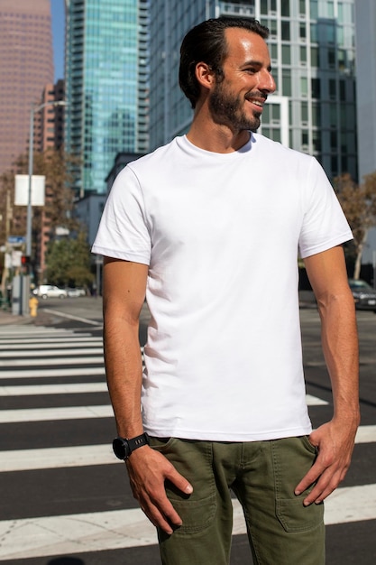 Casual gekleideter Mann-Mockup psd überquert die Straße Outdoor-Photoshoot
