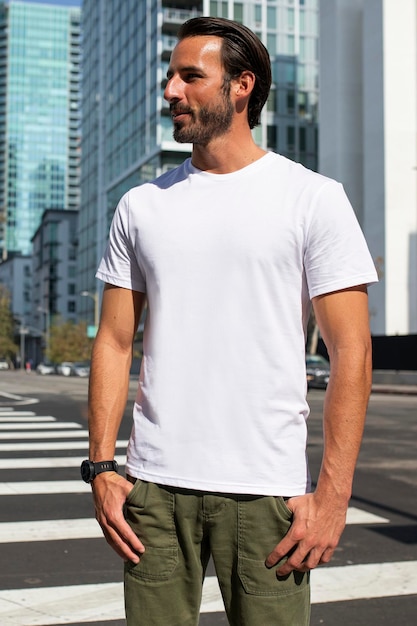 Casual gekleideter Mann-Mockup psd überquert die Straße Outdoor-Photoshoot