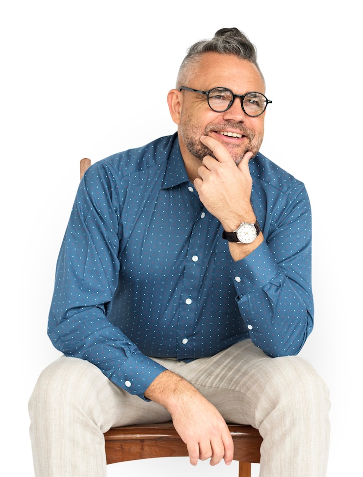 PSD casual homem caucasiano sentado sorrindo