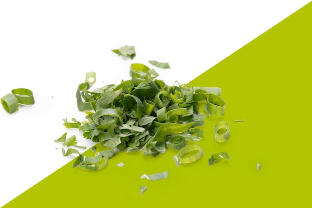 cebolla verde picada condimento ingrediente de olor verde esparcido en un ángulo macro disparo