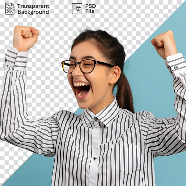 PSD celebrando el éxito girando de alegría y emoción una mujer con cabello castaño y gafas negras levanta sus brazos en triunfo vistiendo una camisa blanca y a rayas y levantando su mano en triunfo