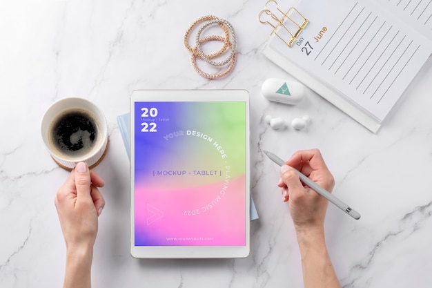 Cena com maquete de dispositivo tablet