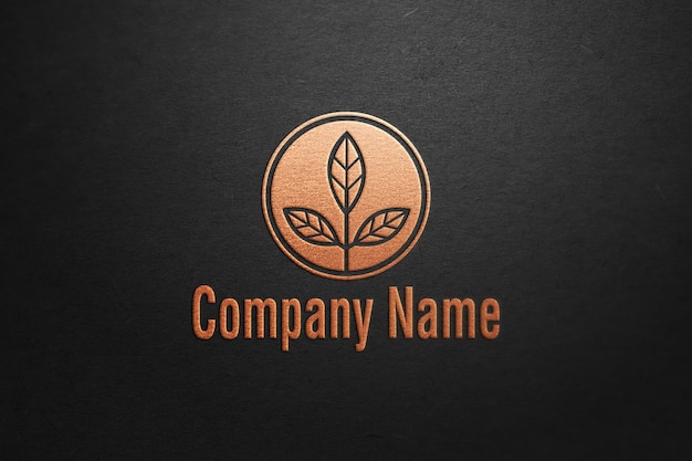 Cerca de la maqueta del logotipo de papel de aluminio en papel oscuro
