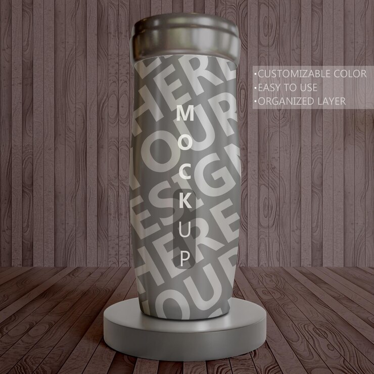 Cerrar maqueta de vaso aislado en tablón de madera