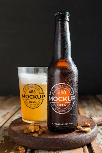 Cerveja fresca em um arranjo mock-up de garrafa