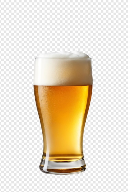 PSD cerveza realista con taza de cerveza png aislada sobre un fondo transparente