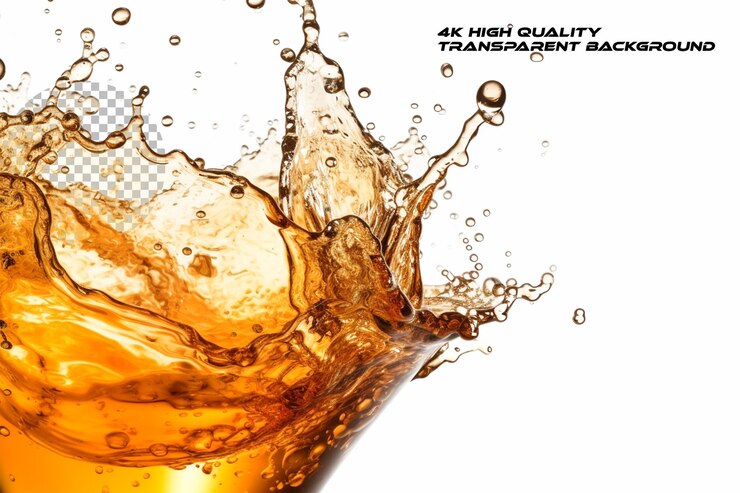 PSD la cerveza salpica y cae sobre un fondo transparente
