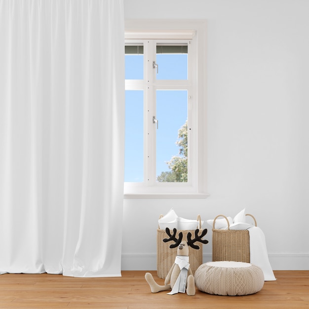 Cesta de vime e brinquedos de pelúcia perto de cortinas