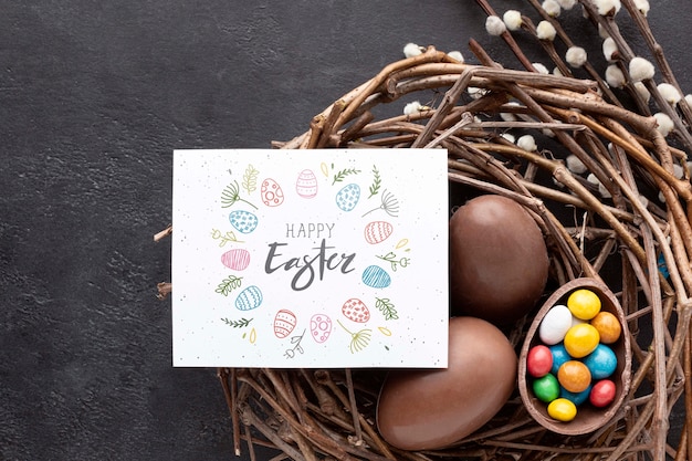 Cesto con uova di cioccolato