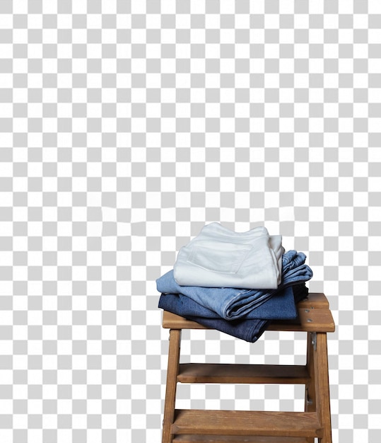 Une Chaise Avec Une Couverture Bleue Dessus, Une Pile De Jeans Bleus Et Une Chaise En Bois Avec Un Tissu Blanc Dessus, Une Pile De Tissus Bleus Sur Une Chaise Avec Un Fond Noir