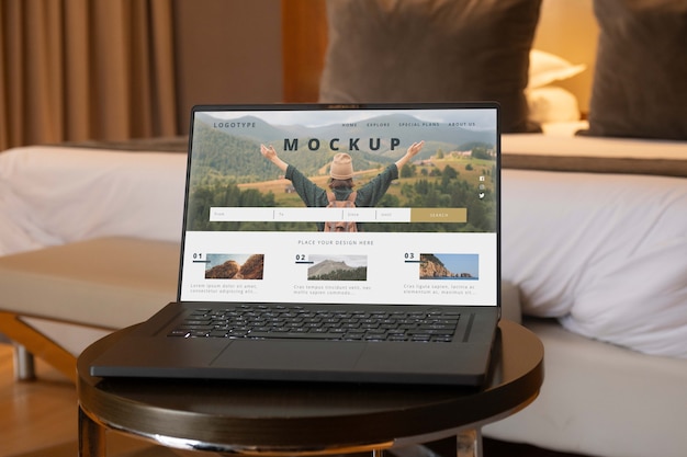 Chambre d'auberge avec une maquette d'ordinateur portable