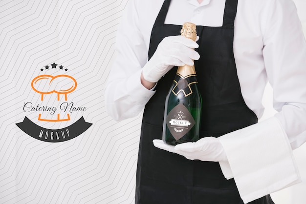 Champagne accanto al segnaposto del nome del catering