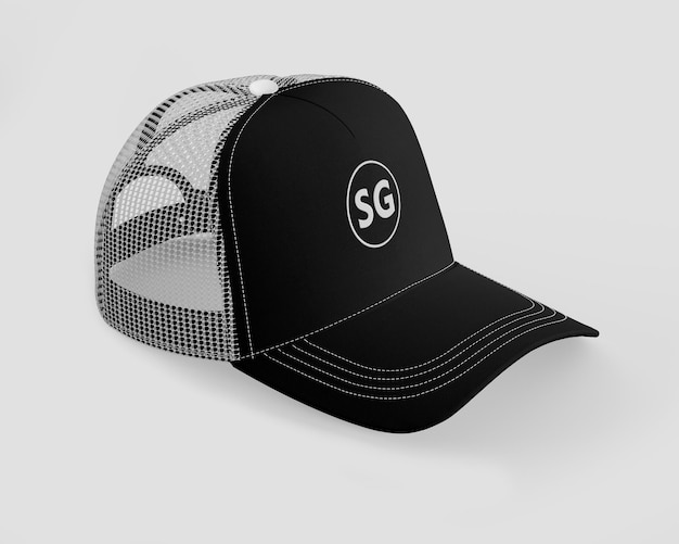 Le chapeau du traqueur est en couleur noire et blanche.