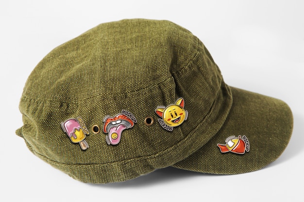 Chapeau tendance avec maquette d'épingles