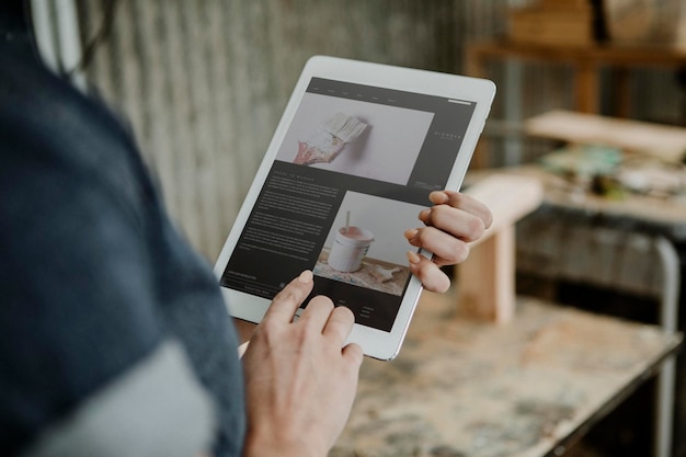 PSD charpentier féminin à l'aide d'une tablette