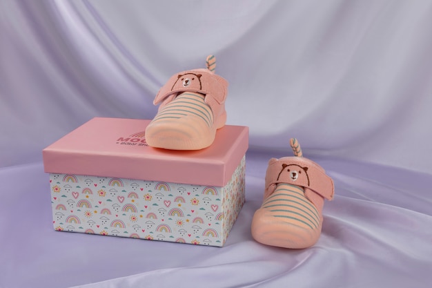 PSD chaussons bébé rose avec boite