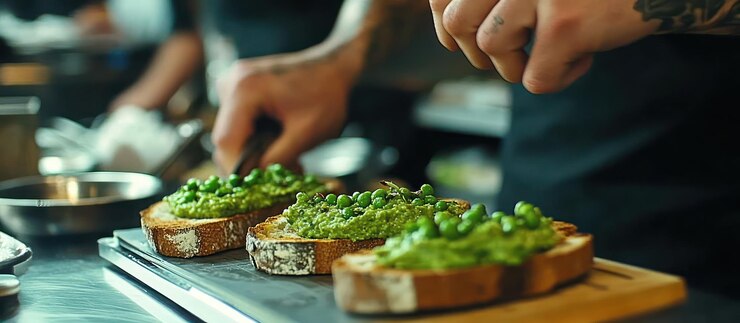 PSD el chef está preparando la bruscheta de guisantes verdes