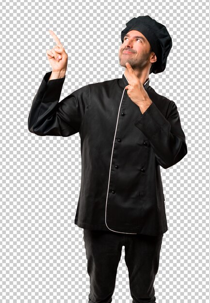 Chef homme en uniforme noir pointant avec l'index une excellente idée et levant les yeux