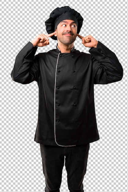Chef in uniforme nera che copre entrambe le orecchie con le mani