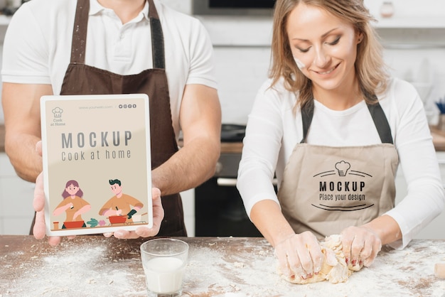 Chefs masculinos y femeninos cocinando en la cocina