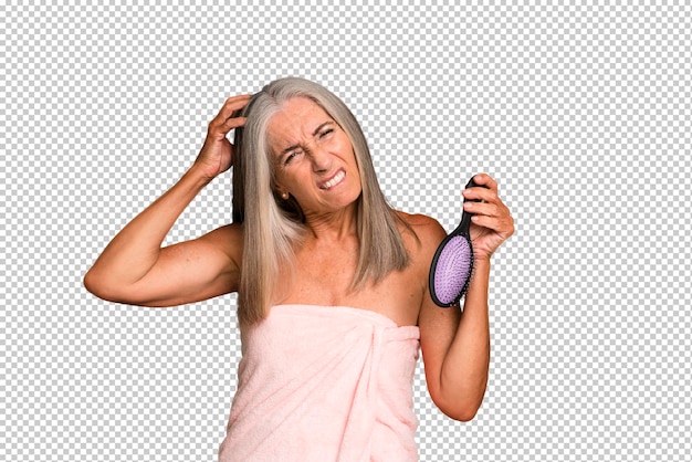 PSD cheveux gris senior jolie femme avec un concept de beauté peigne à cheveux