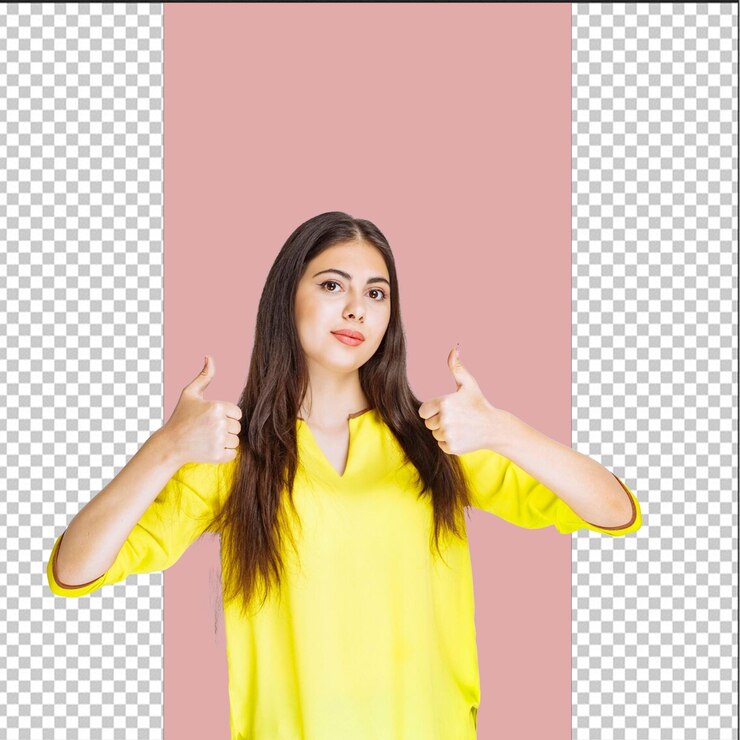una chica con el cabello largo y marrón con una camiseta amarilla y las manos en alto