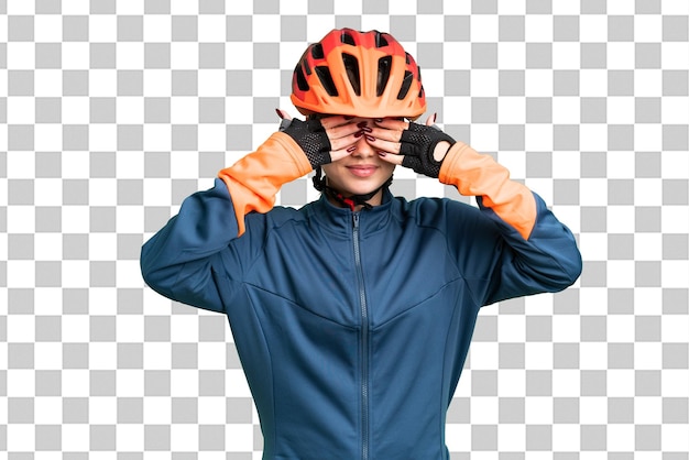 Chica ciclista joven sobre fondo de llave cromada aislada cubriendo los ojos con las manos