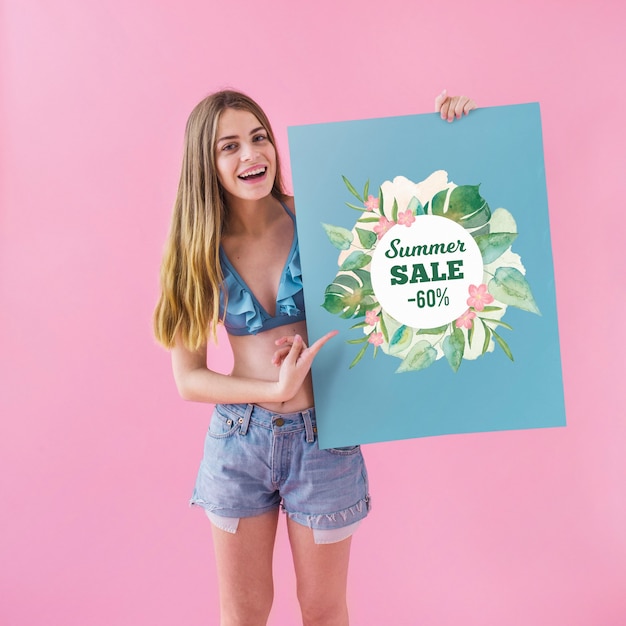 PSD chica enseñando cartel de rebajas de verano