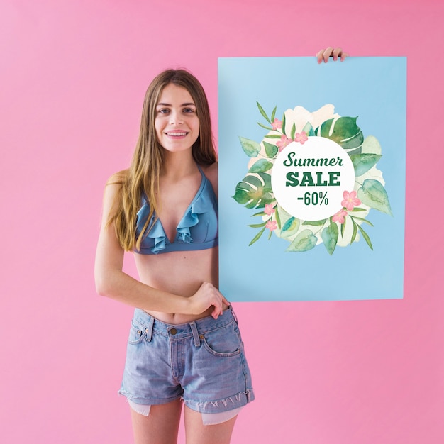 PSD chica enseñando cartel de rebajas de verano