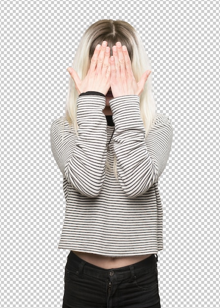 Chica hippie cubriéndose la cara