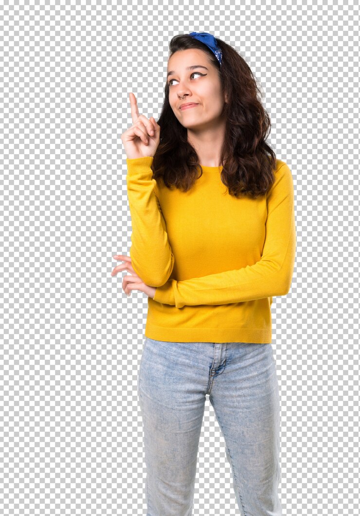 PSD chica joven con suéter amarillo y pañuelo azul en la cabeza apuntando con el dedo índice
