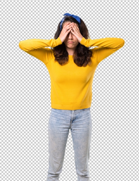 PSD chica joven con suéter amarillo y pañuelo azul en la cabeza infeliz y frustrado