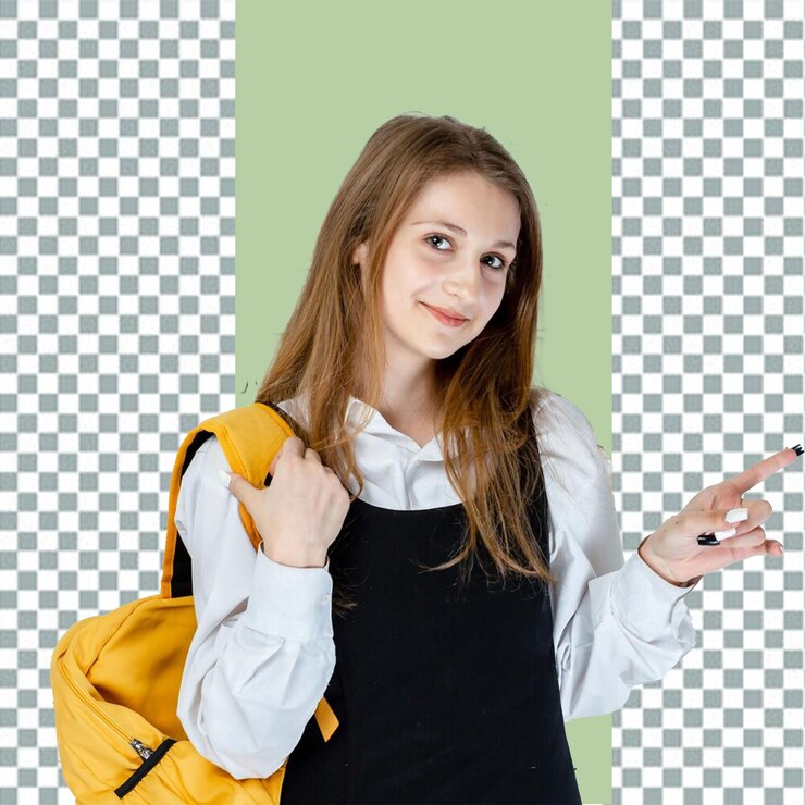 una chica con una mochila amarilla que dice que está sosteniendo un bolígrafo rojo