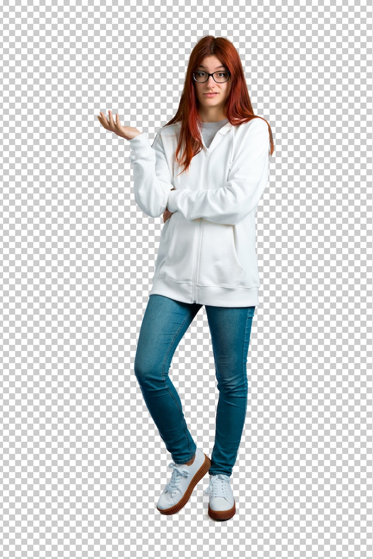 PSD chica pelirroja joven en una sudadera blanca urbana con gafas infeliz y frustrado con s