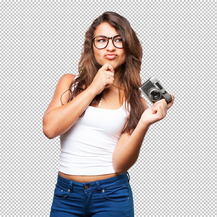 PSD chica pensando con la cámara en la mano