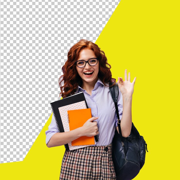 Una chica de PSD con gafas y una mochila está posando para una foto con fondo transparente