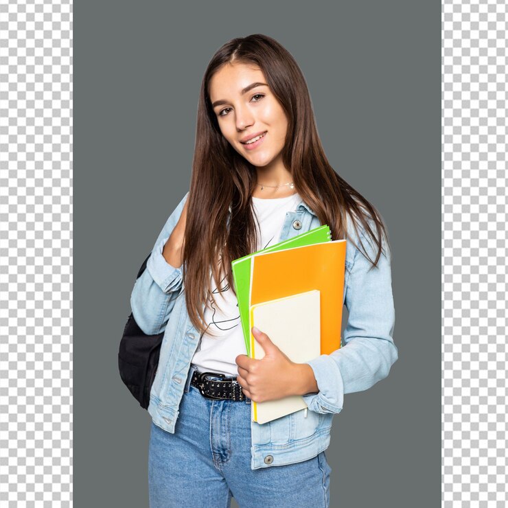La chica de PSD con un libro en el hombro sostiene una carpeta verde con fondo transparente
