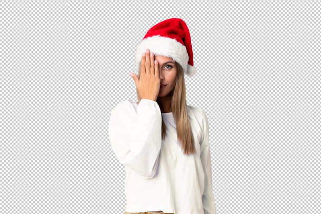 PSD chica rubia con sombrero de navidad cubriendo un ojo con la mano