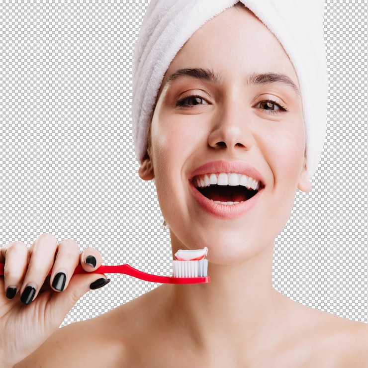 PSD chica sana positiva hace tratamientos matutinos para belleza e higiene mujer con toalla blanca en la cabeza posando con cepillo de dientes